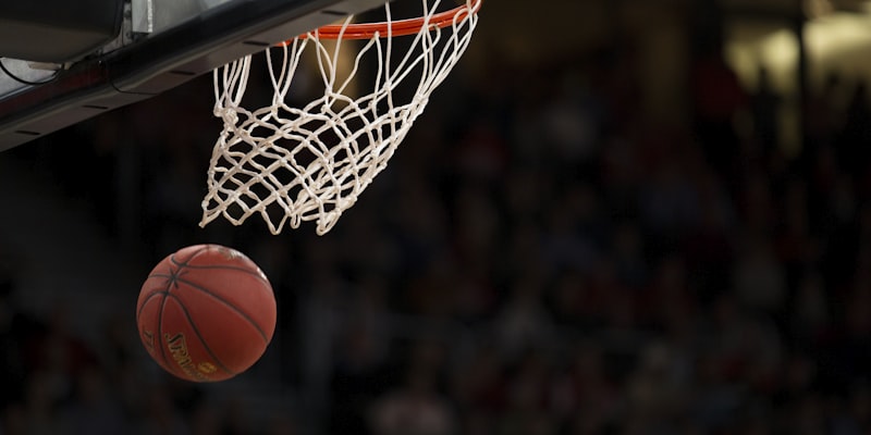 NBA总决赛激烈对抗瞬间，球员飞身扣篮